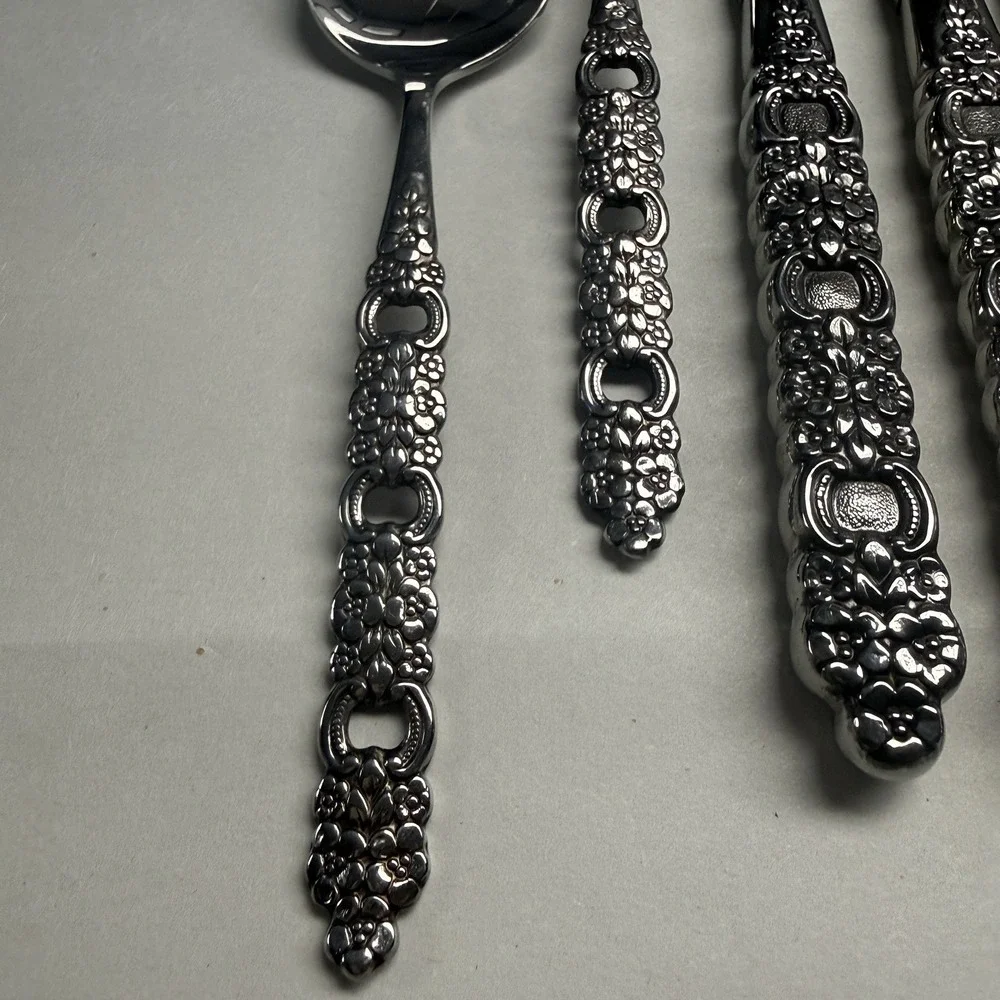 8 Oneida Viola Voila Dinner Knives Spoons Soup Community Flatware Silverware